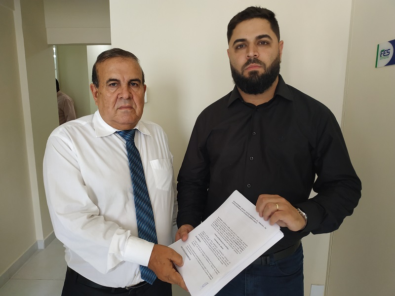 Dr. Luiz Roberto Teixeira, assessor jurídico do Rio Branco, e o presidente do clube, Luciano Mendonça, com a reclamação protocolada na Federação (Foto: Henrique Montovanelli)