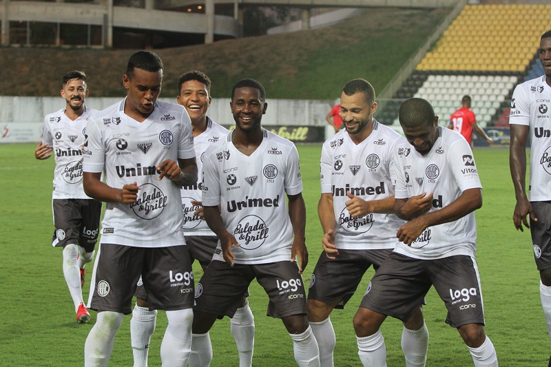 Jogadores do Rio Branco comemoram o gol de João Paulo, o terceiro do time capa-preta na vitória por 4 a 3 sobre o Real Noroeste (Foto: Foto: Beto Morais/AT)