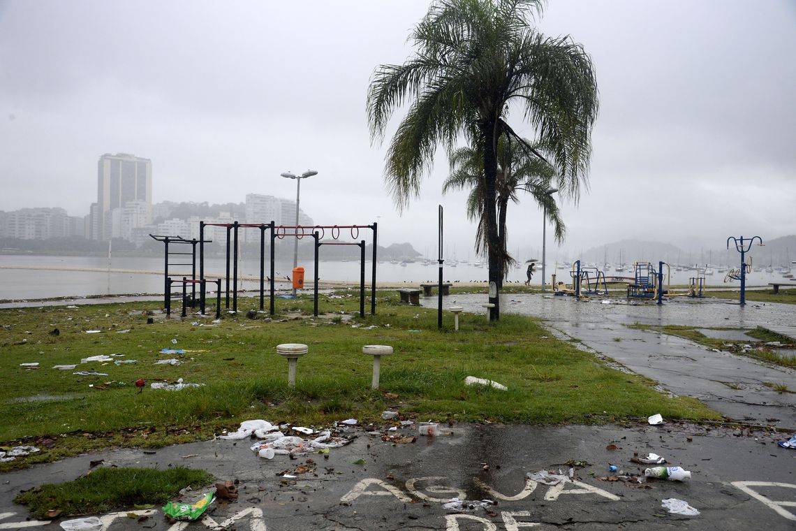 Bombeiros ainda fazem buscas por um desaparecido, que estaria sob uma casa que desabou também no Babilônia. (Foto: Tânia Rêgo/Agência Brasil)