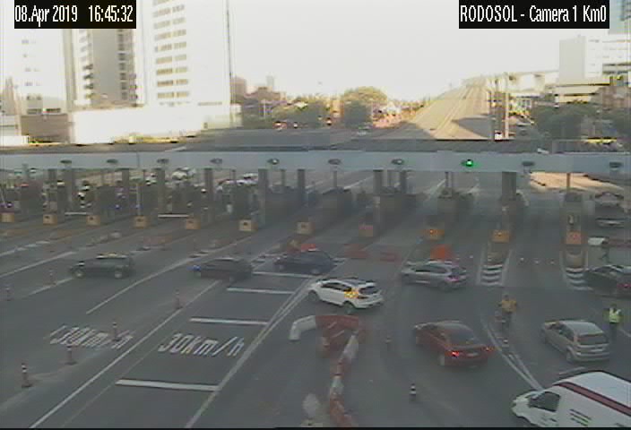 Imagens da Rodosol mostra trânsito impedido na Praça de Pedágio, em Vitória (Foto: Reprodução / Rodosol)