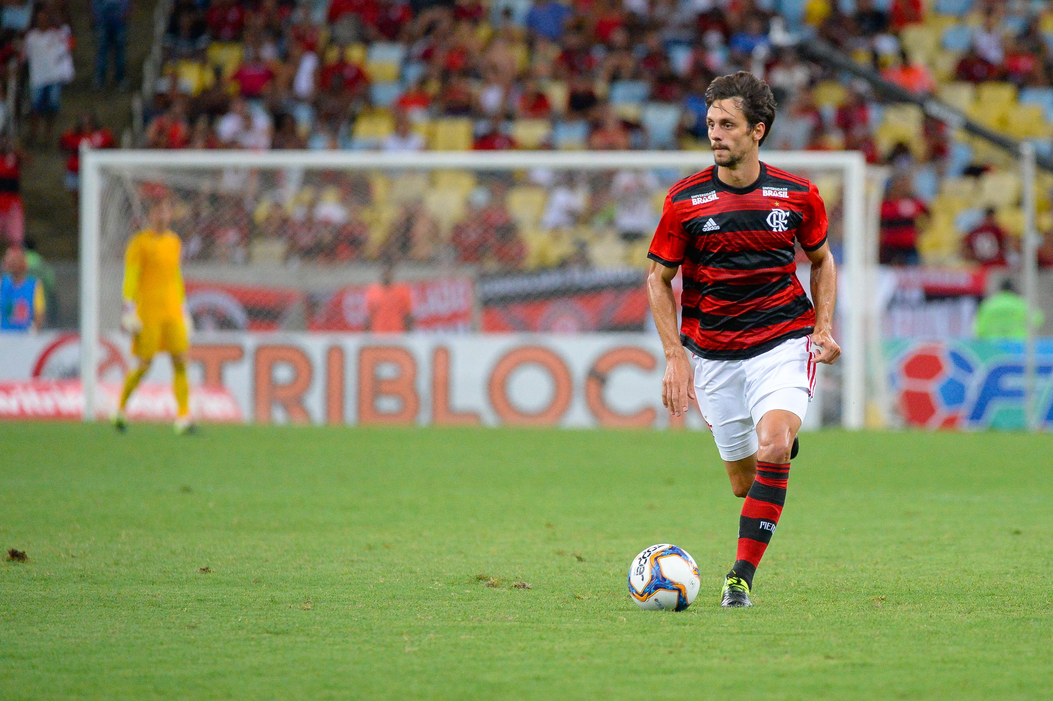 O defensor saiu de ambulância do Maracanã, durante o duelo contra o Cruzeiro, válido pela primeira rodada do Brasileirão, após se chocar com Dedé e cair desacordado no gramado. (Foto: Alexandre Vidal/Flamengo)