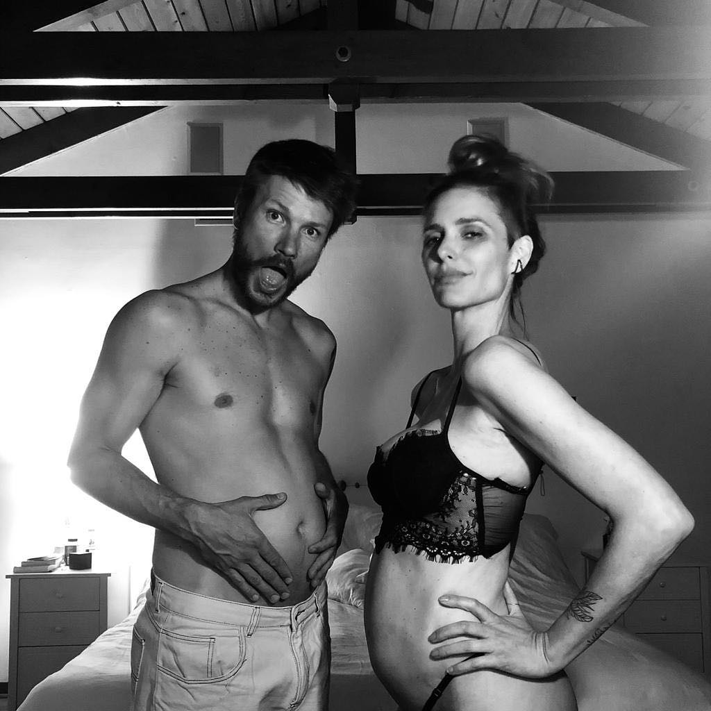 Casal anunciou gravidez nas redes sociais (Foto: Reprodução/ Instagram @fernandalimaoficial)