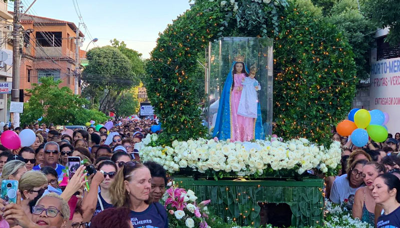 Mulheres saem em procissão à Nossa Senhora da Penha (Foto: Kadidja Fernandes / AT)