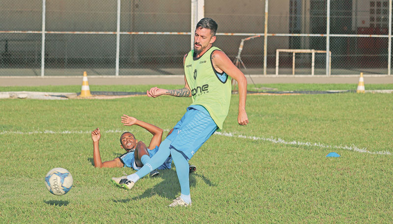 O meia Ronicley em treino do Rio Branco: time se prepara para o jogo de ida das semifinais do Capixabão (Foto: Daniel Pasti/Rio Branco)
