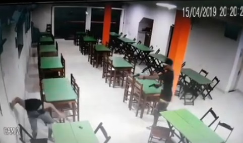 Imagens das câmeras de segurança flagraram a ação dos menores (Foto: Reprodução de videomonitoramento)