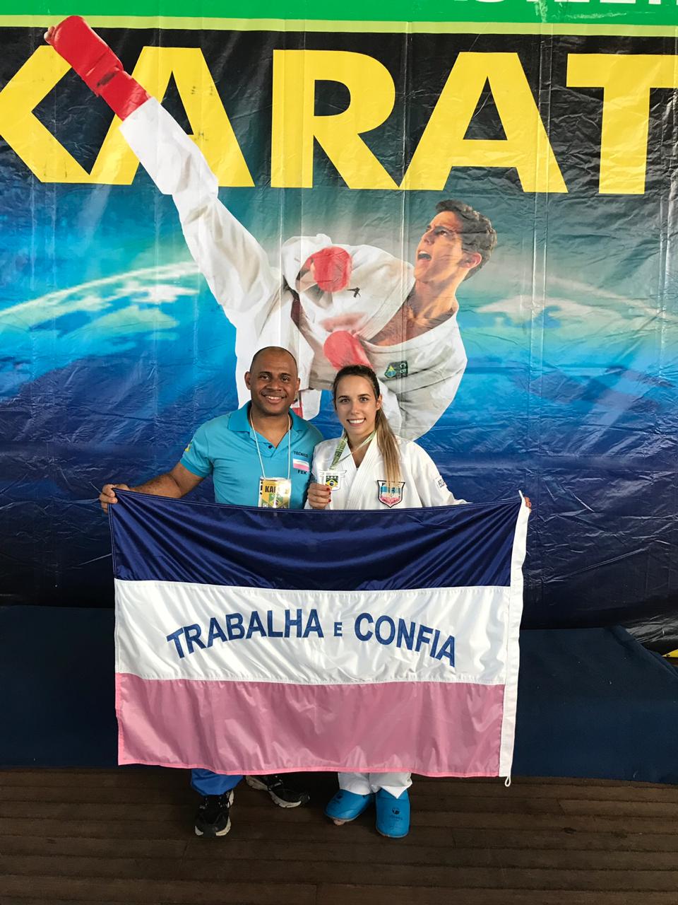 Tamillis Pimenta, ao lado do técnico da seleção capixaba, Carlinhos: atleta faturou segundo ouro em menos de um mês (Foto: Acervo pessoal)