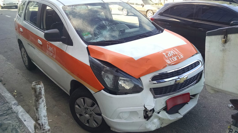 Táxi teve a frente danificada após acidente na Praia de Camburi (Foto: Júlia Afonso / AT)