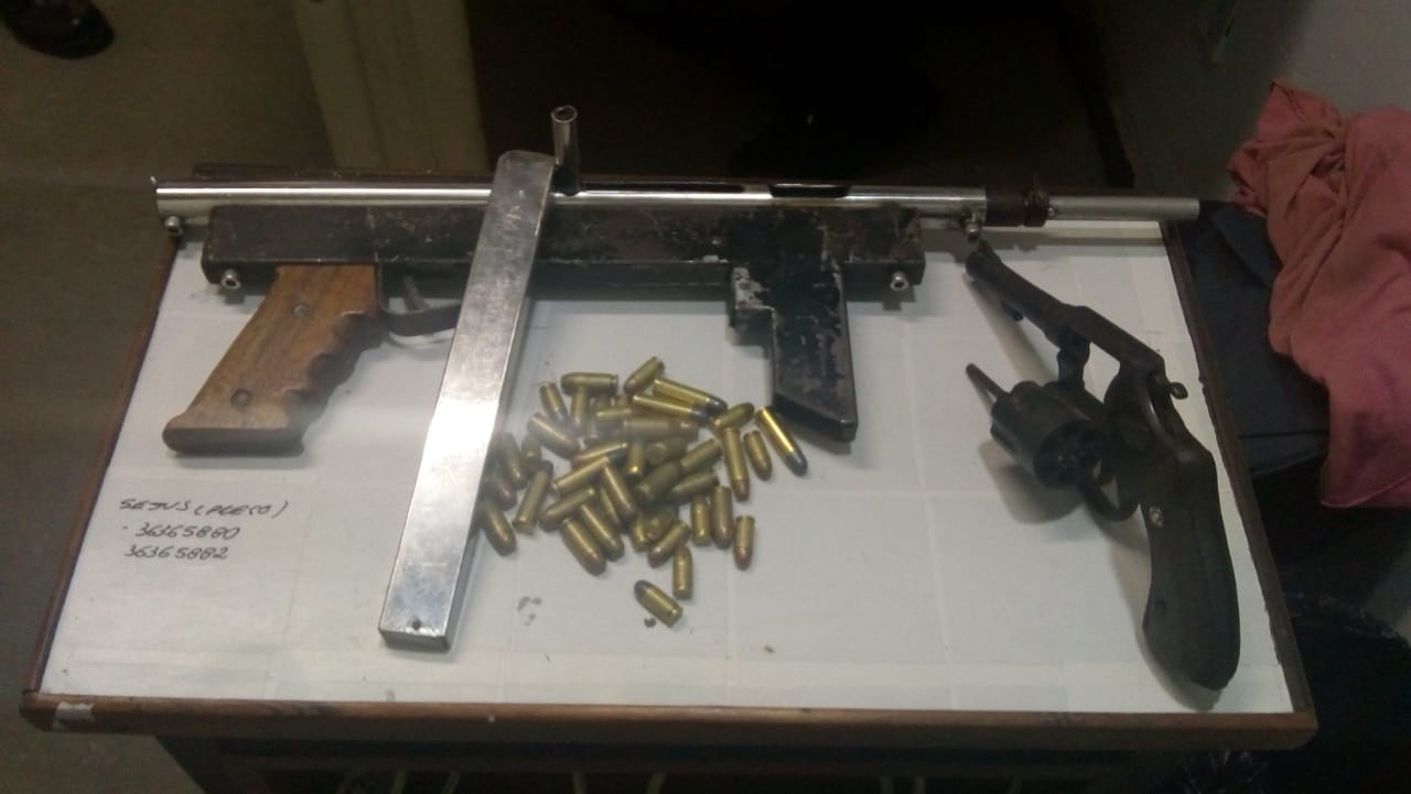 Armas encontradas (Foto: Divulgação/ PMES)