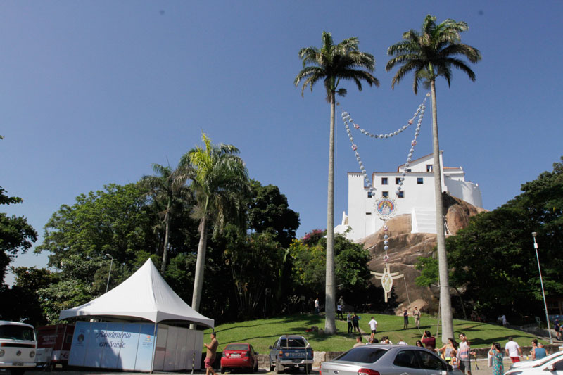 Terço gigante foi erguido na manhã deste sábado (Foto: Kadidja Fernandes / AT)