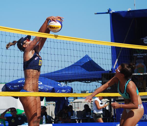 Thamela Coradello bloqueia a adversária no Sul-Americano: capixaba foi eleita a melhor jogadora da primeira etapa (Foto: Divulgação/CBV)
