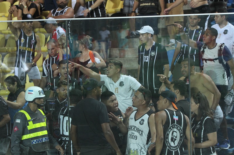 A torcida do Rio Branco foi citada na súmula, por arremessar objetos no campo do Kleber Andrade (Foto: Beto Morais/AT)