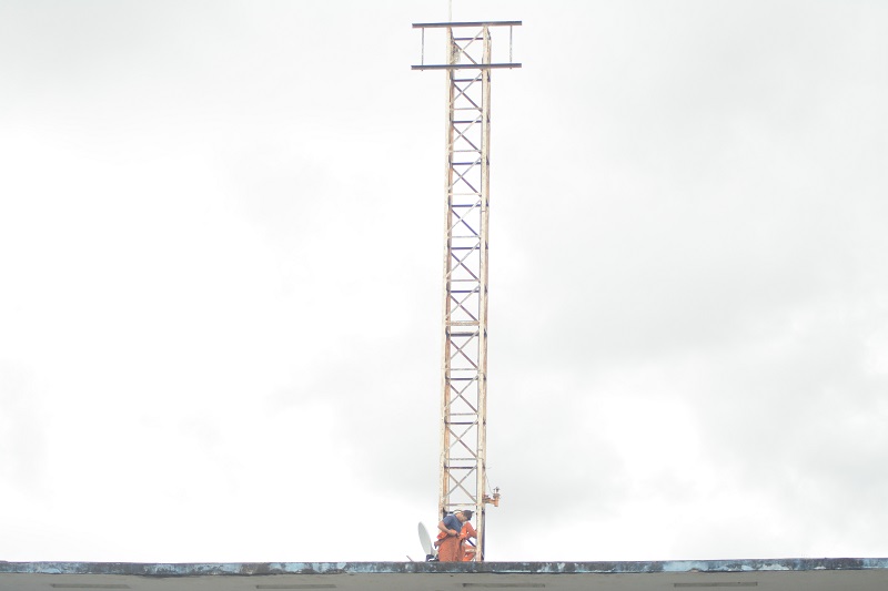 Funcionários trabalham em uma das torres do estádio Salvador Costa (Foto: Henrique Montovanelli)
