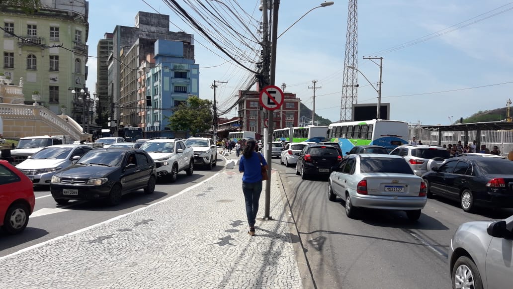 Carreta complicou o trânsito em frente ao Palácio Anchieta (Foto: Leonardo Bicalho/ AT)