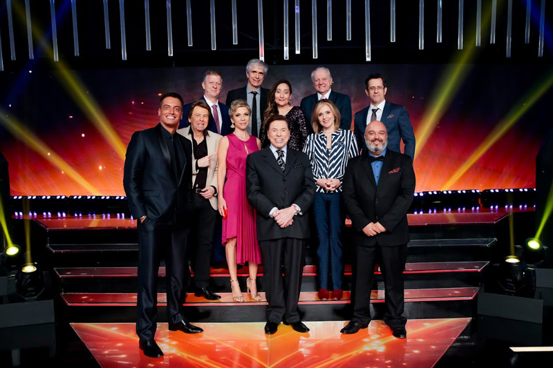 Sílvio Santos com o corpo de jurados (Foto: Lourival Ribeiro/SBT)