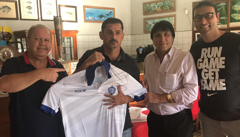 Valdir Bigode posou com a camisa do Vitória ao lado do presidente Ademar Rocha e representantes do clube (Foto: Divulgação)