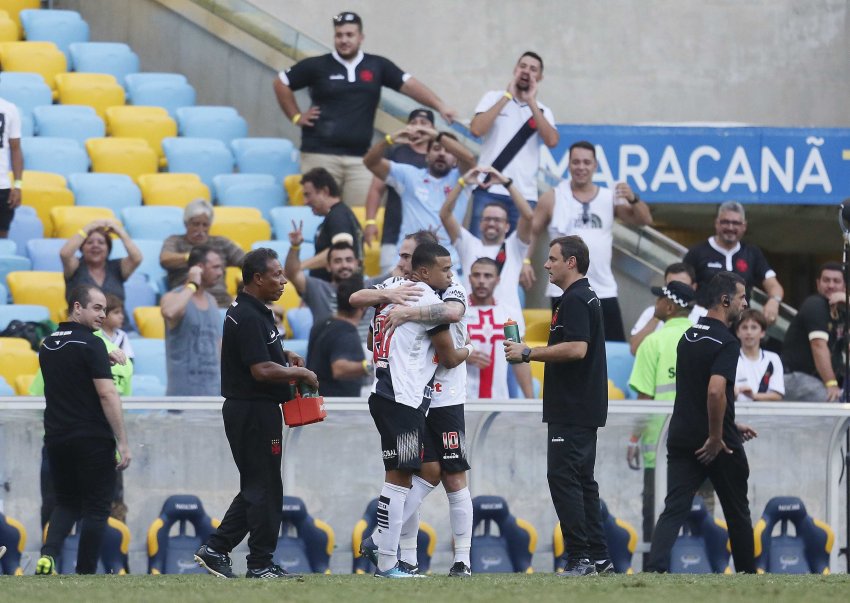 Yan Sasse abraça Bruno César na vitória do Vasco (Foto: Rafael Ribeiro/Vasco)