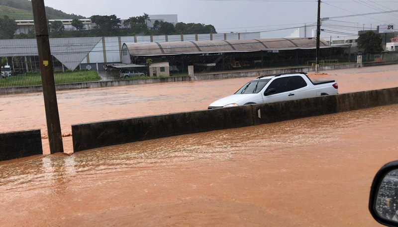 Em Viana, temporal dificultou o tráfego de veículos nas duas pistas da Rodovia BR-101 (Foto: Compartilhado via WhatsApp)