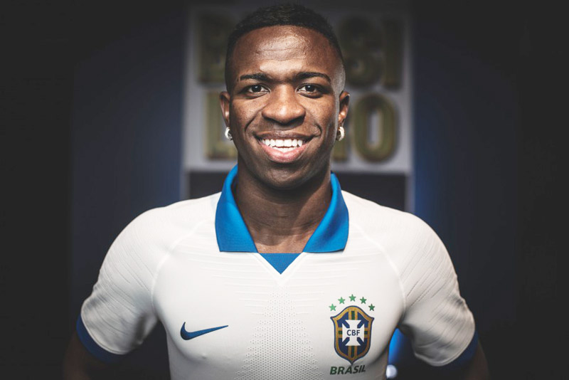 Vinícius Jr. com nova camisa da Seleção Brasileira (Foto: Divulgação / CBF)
