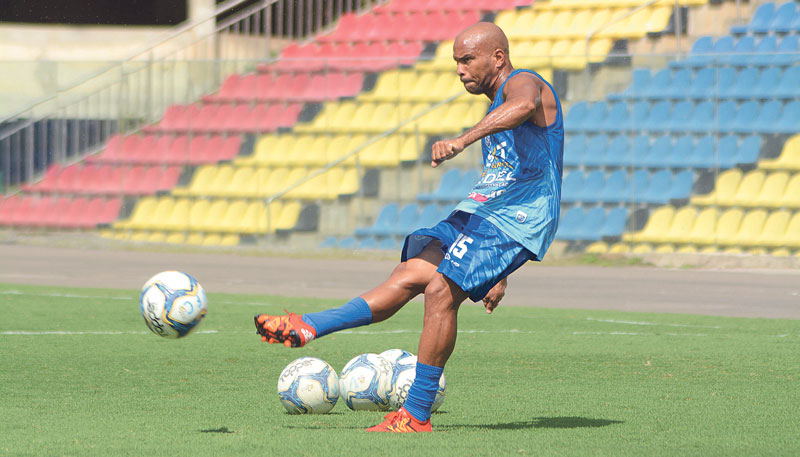 Vitinho treina com o Vitória no estádio Kleber Andrade, o palco do jogo de hoje (Foto: Henrique Montovanelli / AT)