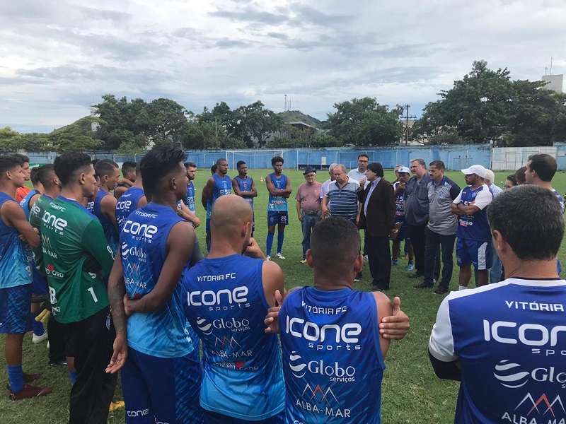 Elenco do Vitória teve conversa com a diretoria alvianil e o técnico Valdir Bigode (Foto: Felipe Pacheco)