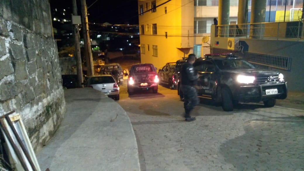 Morro da Piedade na noite de domingo (07), após tiroteio (Foto: Keila Lopes)