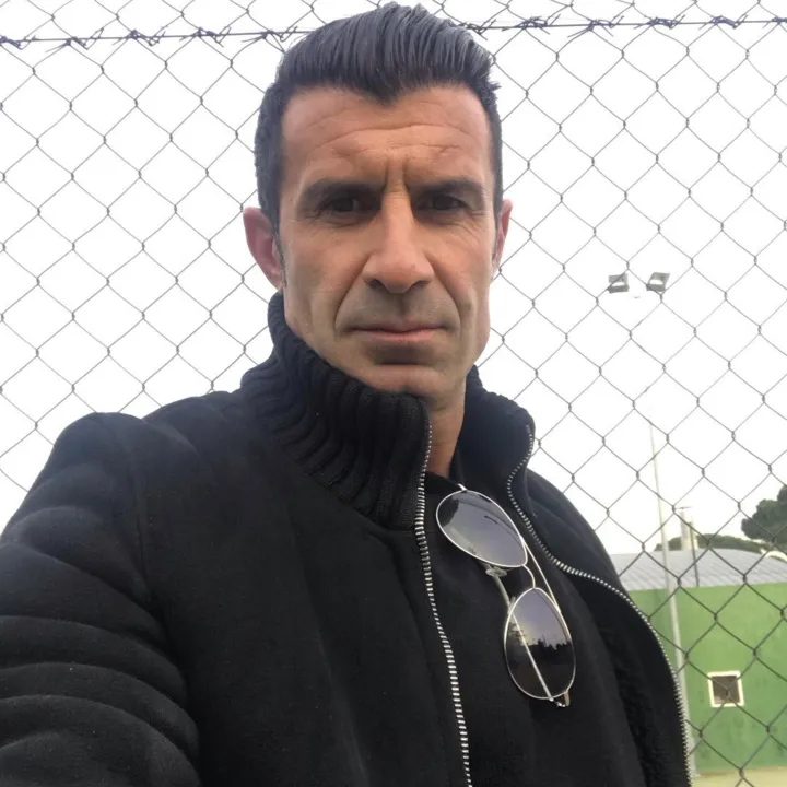 Imagem ilustrativa da imagem Troquei Barcelona por Real Madrid porque não era valorizado, diz Figo