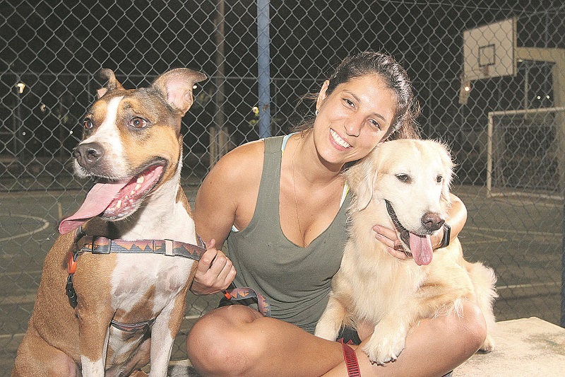 A enfermeira Sâmia Berilli também passeia com cães, como alternativa para ganhar uma renda extra (Foto: Beto Morais/AT)