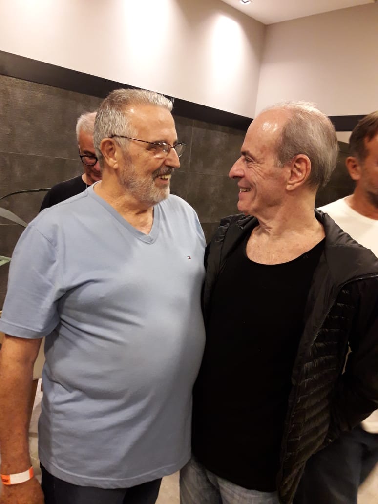 O capixaba Daniel Rocha Coutinho reencontrou o amigo Ney Matogrosso no camarim (Foto: Paula Dell'Isola)