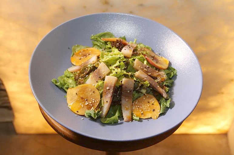 Na salada, peixe defumado, folhas, pêssego e gergelim (Foto: Beto Morais/AT)