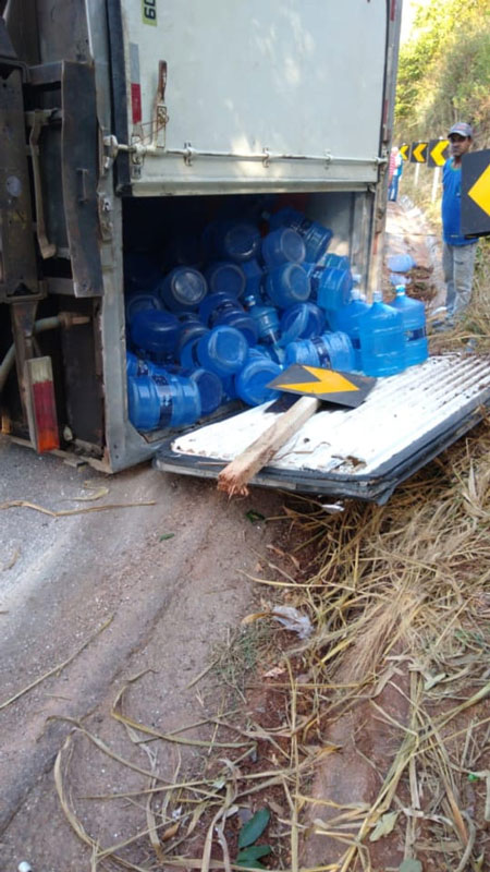 Caminhão estava carregado de galões de água mineral (Foto: Divulgação)