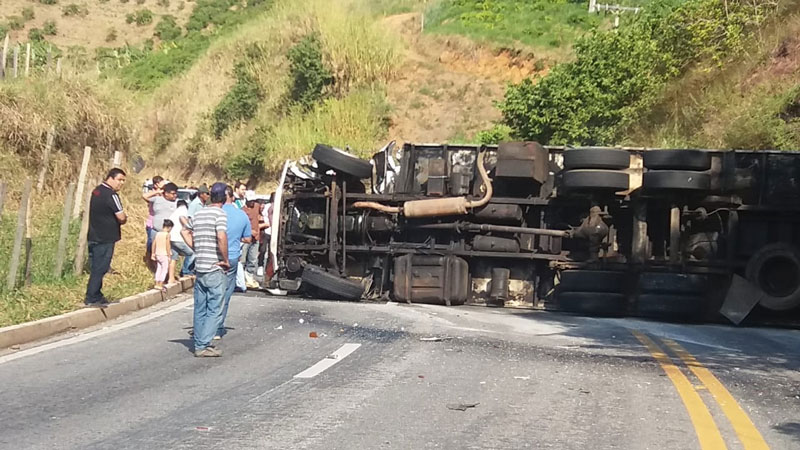 Caminhão tombou na pista e interditou os dois sentidos (Foto: Divulgação)