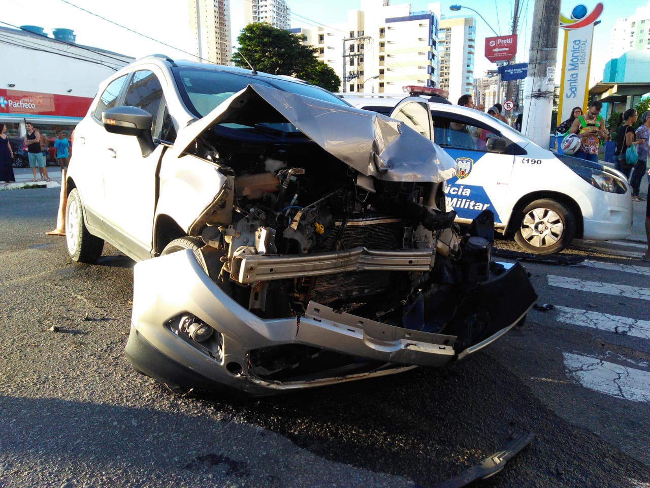 Carro do professor envolvido no acidente em frente ao Hospital Santa Mônica, em Vila Velha (Foto: Julia Afonso/AT)