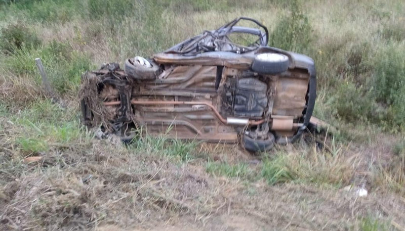 Carro de Erasmo Carlos capotou em um terreno às margens da rodovia (Foto: Divulgação / PMES)