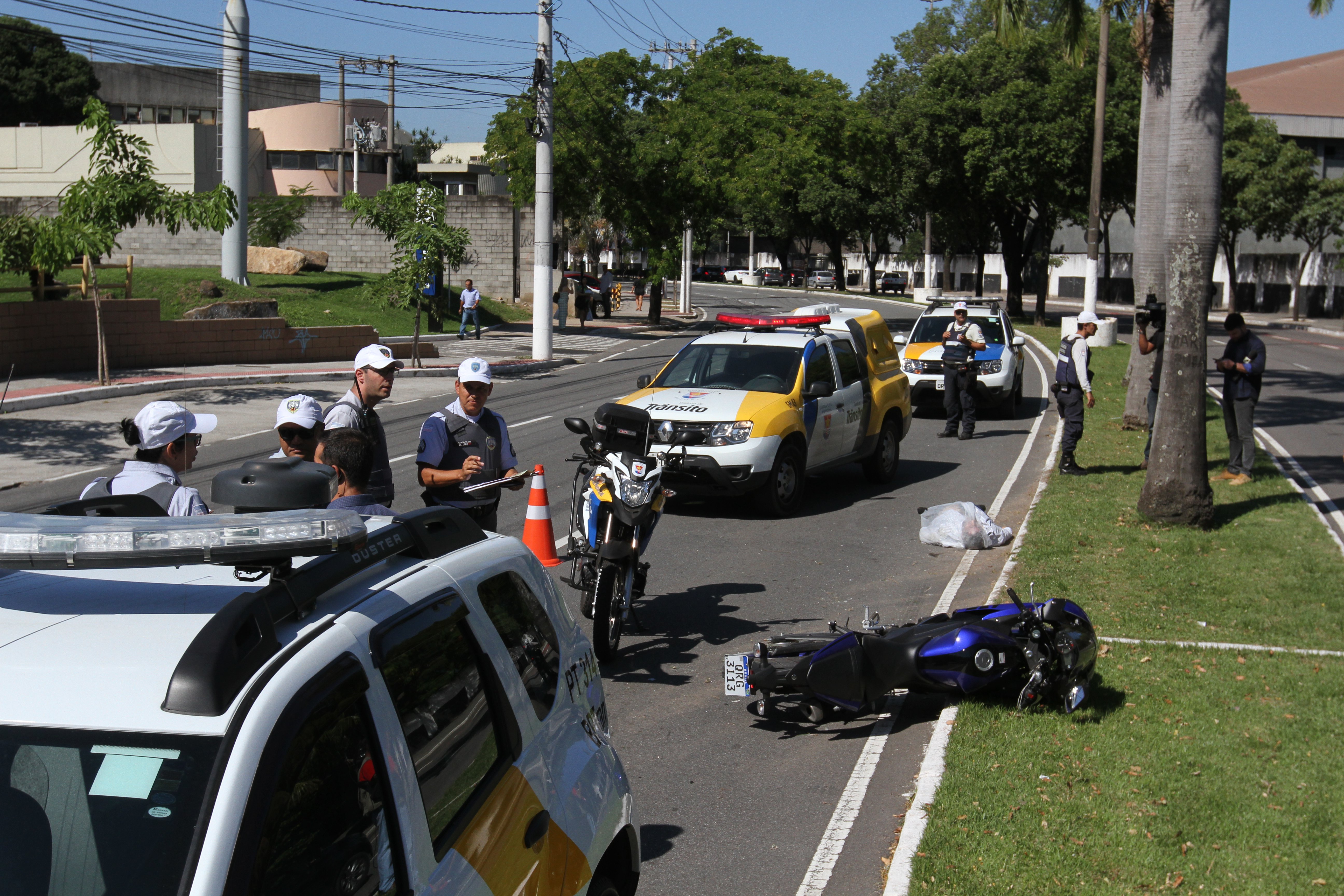 O acidente aconteceu por volta das 12h desta sexta-feira (Foto: Antônio Moreira/AT)