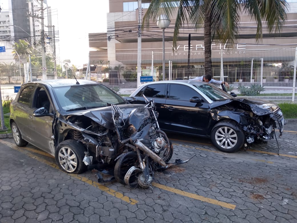 Os carros e a moto envolvidos no acidente (Foto: Fábio Nunes/ AT/ 22/05/19)