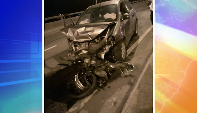 Moto ficou destruída após o acidente (Foto: Reprodução / TV Tribuna/SBT)