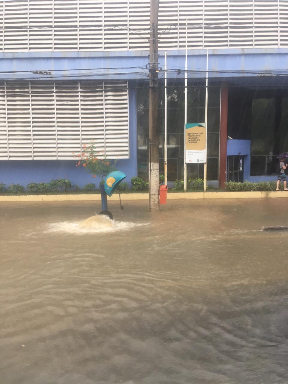 Alagamento em frente à Casa do Cidadão (Foto: Thiago Sobrinho)