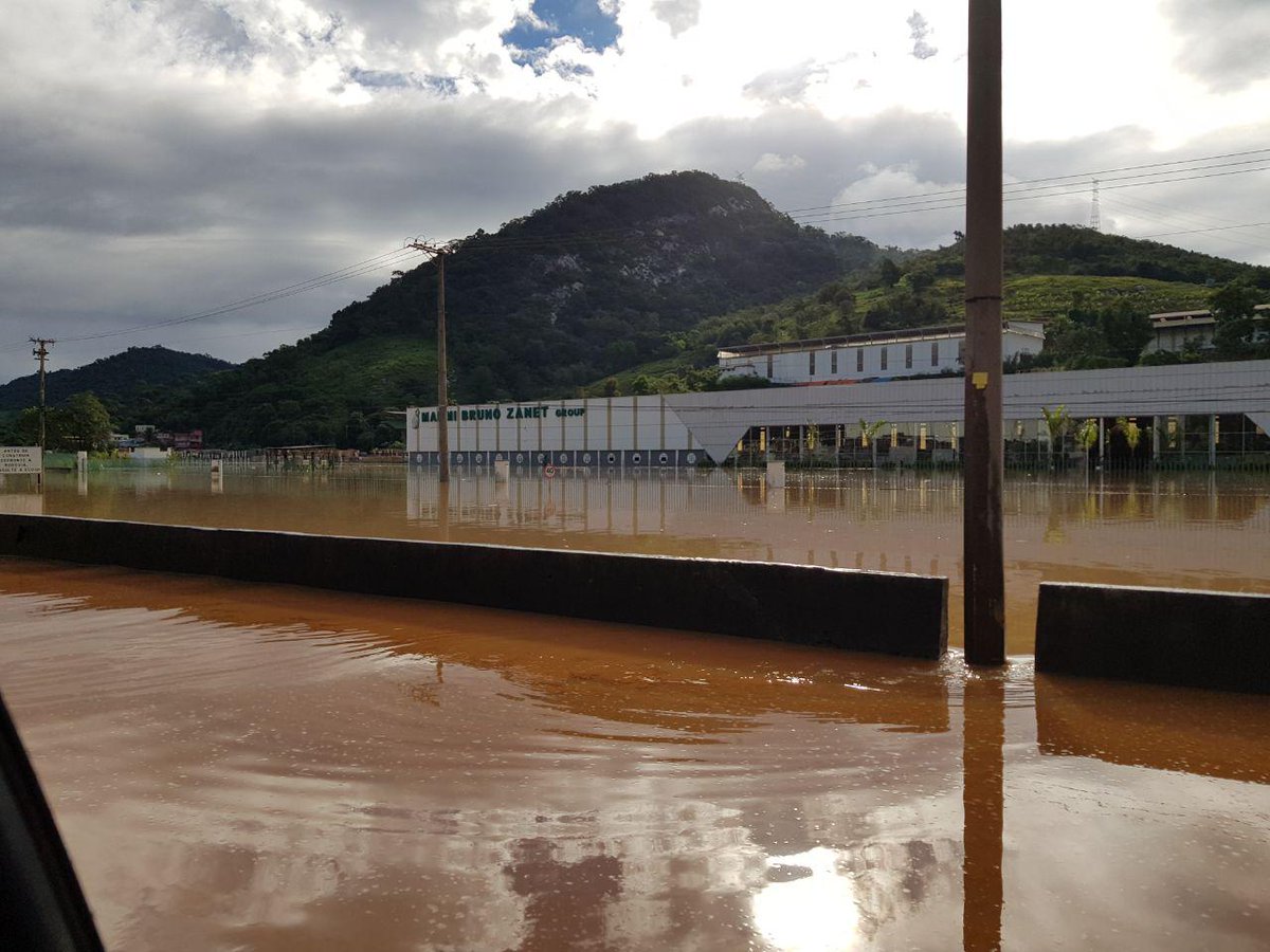 Alagamento na BR-101 (Foto: Reprodução/ Twitter @PRF191ES)