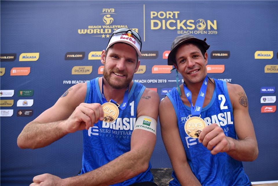 Alison e Álvaro Filho vencem primeiro torneio juntos (Foto: FIVB)