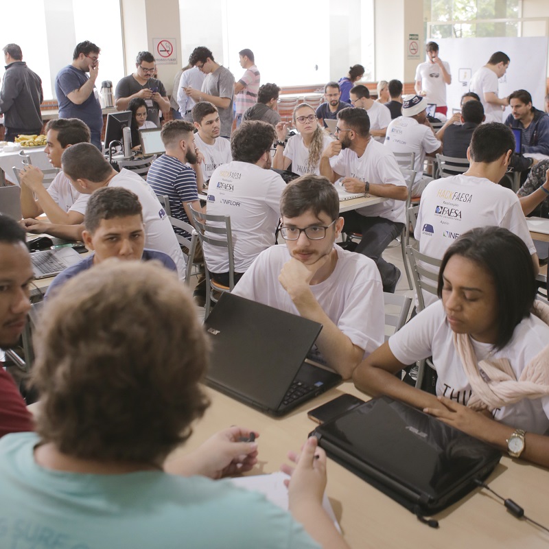 Alunos participam de maratona de programação na Faesa (Foto: Divulgação)