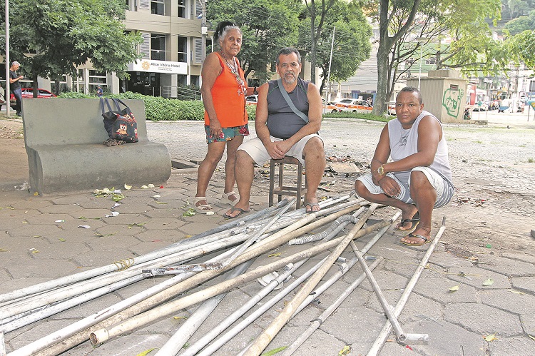 Manoela, Luiz Carlos e Manoel desolados na praça após terem os pertences de trabalho recolhidos (Foto: Beto Morais/AT)