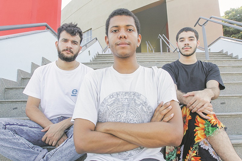 Os amigos Thayrane Fiuza, Mateus Moreira e José Neves foram ameaçados de agressão por três pessoas (Foto: Dayana Souza/AT)