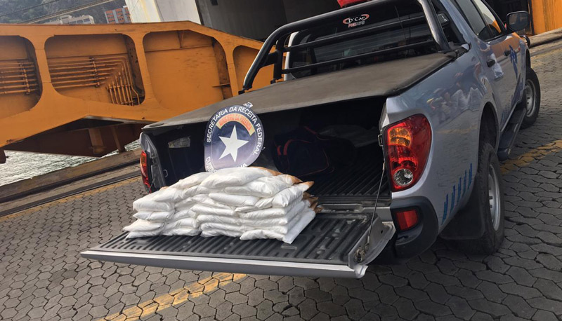 Embalagens com a droga foram encontradas dentro do navio (Foto: Divulgação / Receita Federal)