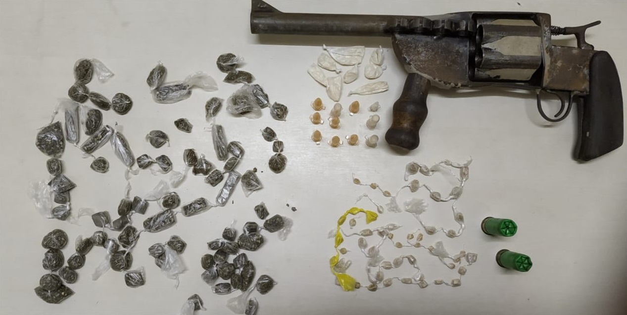 Além da arma calibre 12, os policiais militares encontraram uma sacola cheia de drogas (Foto: Divulgação PM)