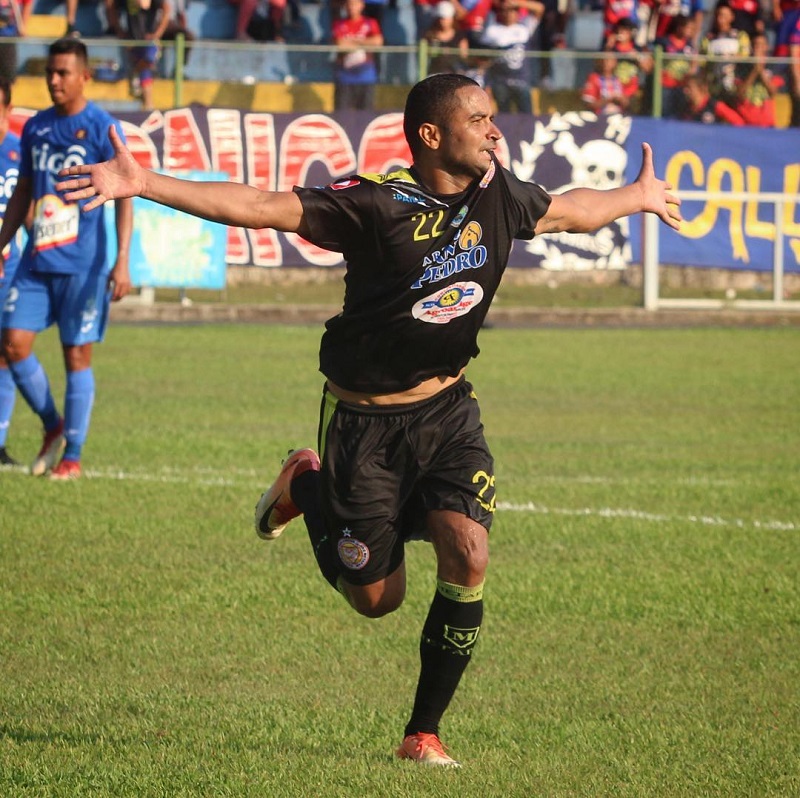 Ricardinho comemora mais um gol (Foto: Divulgação/ Isidro Metapan)
