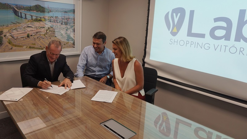 Professor Alexandre Nunes Theodoro, reitor da Faesa, com Mariana Buaiz e Rafael Broto, do Shopping Vitória, em assinatura de convênio que garante a participação de alunos no SV Lab (Foto: Divulgação)