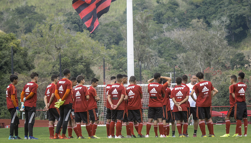 Atletas da base do Flamengo se reapresentaram nesta segunda (Foto: Marcelo Cortes/Flamengo)