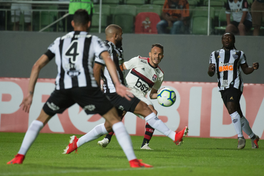 Chará durante partida contra o Flamengo (Foto: Alexandre Vidal/ Fla Imagem/ Divulgação)