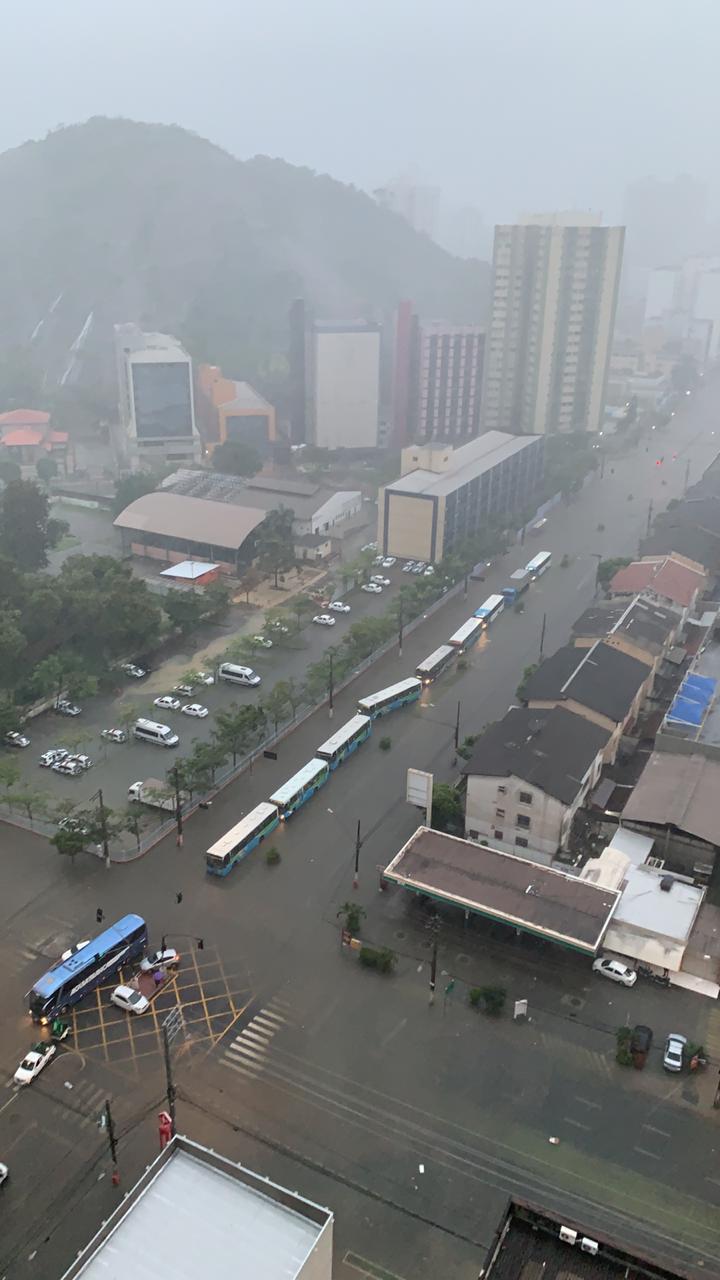 Veículos não conseguem transitar pela avenida Vitória (Foto: Fabiano Holzmeister)
