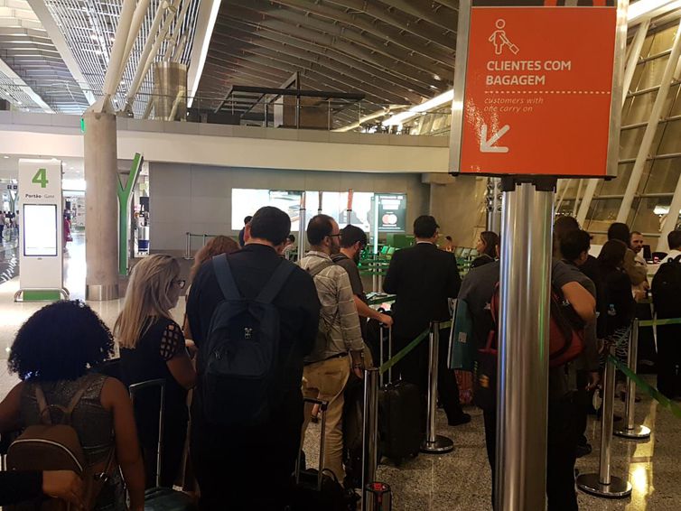 Clientes com bagagem de mão precisam obedecer as especificações da Anac para embarcá-la no compartimento de bagagem na área de passageiros do avião (Foto: Pedro Rafael Vilela/Repórter da Agência Brasil)